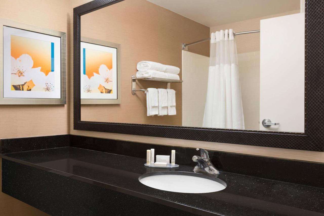 Comfort Inn & Suites Westfield Экстерьер фото