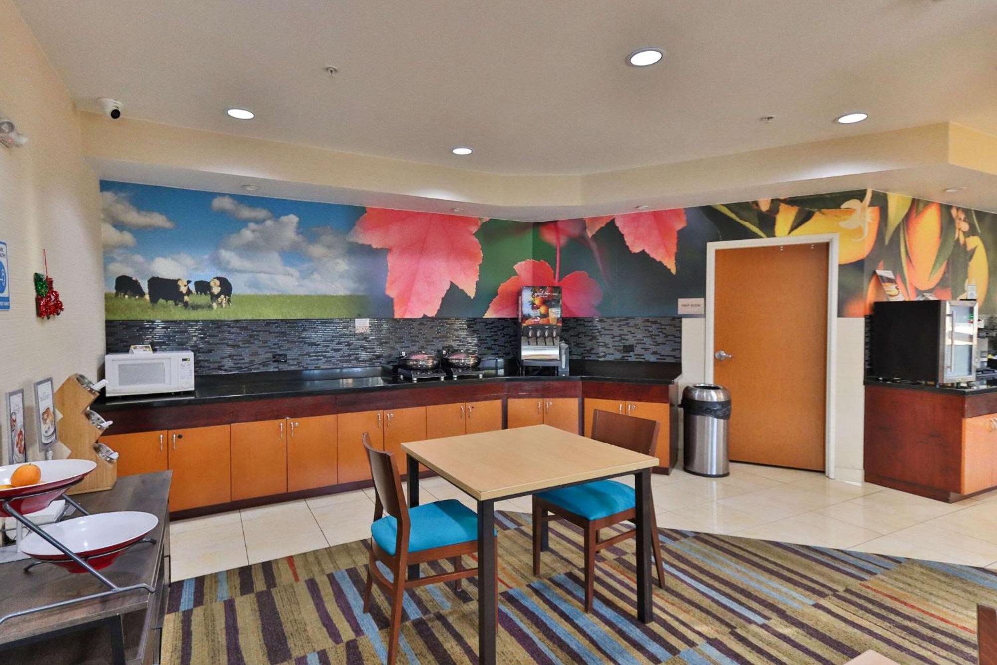Comfort Inn & Suites Westfield Экстерьер фото