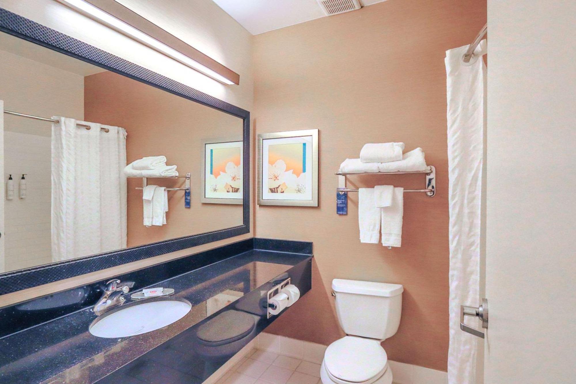 Comfort Inn & Suites Westfield Экстерьер фото