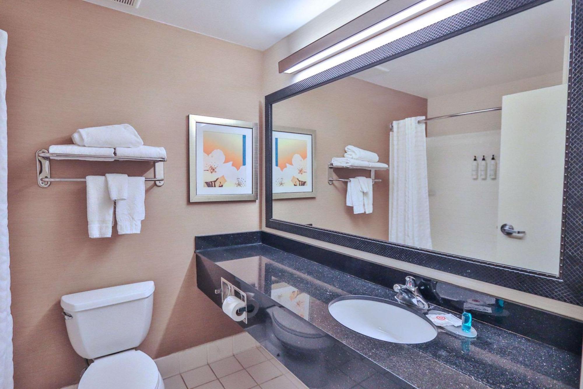 Comfort Inn & Suites Westfield Экстерьер фото