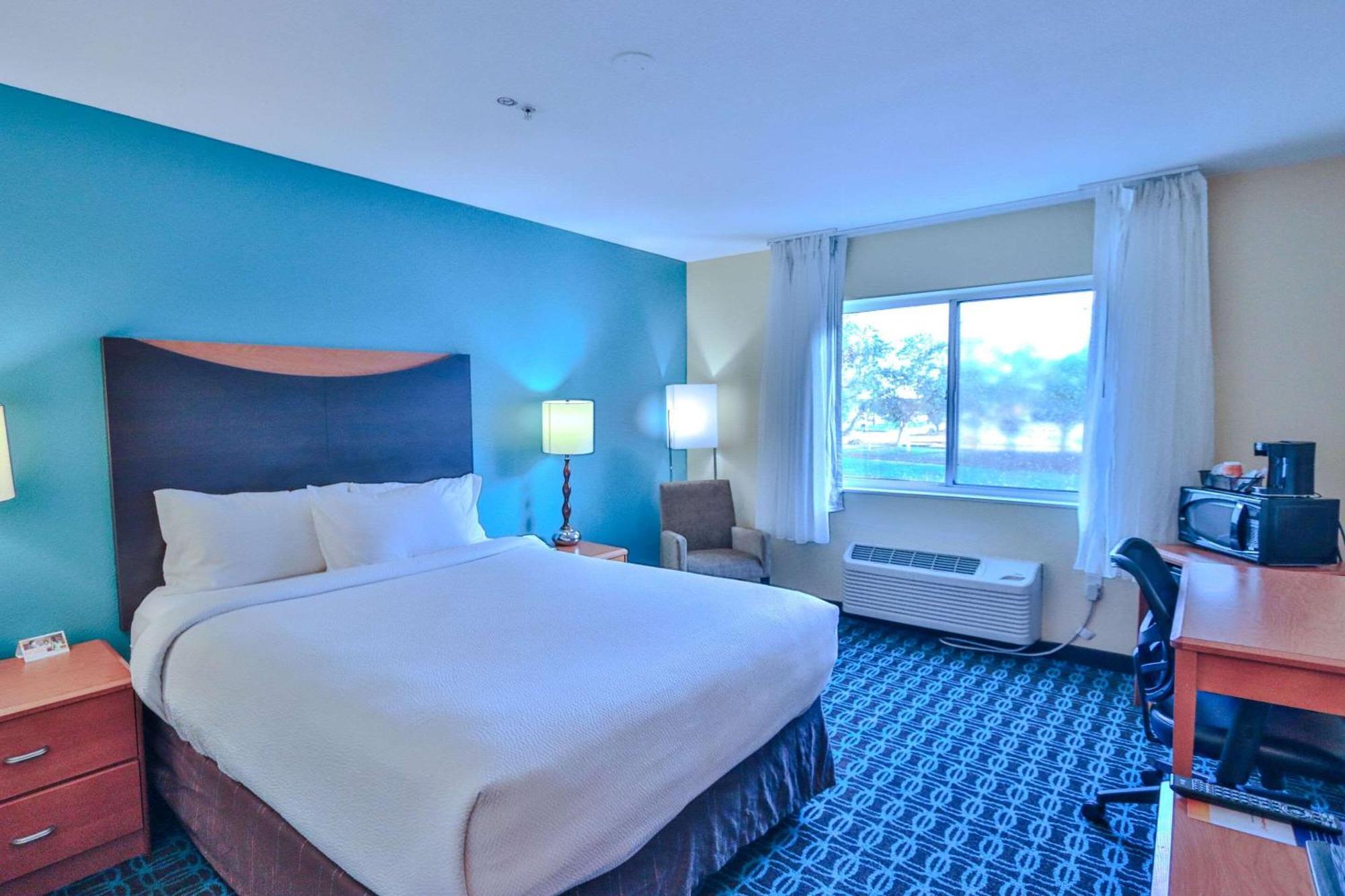 Comfort Inn & Suites Westfield Экстерьер фото