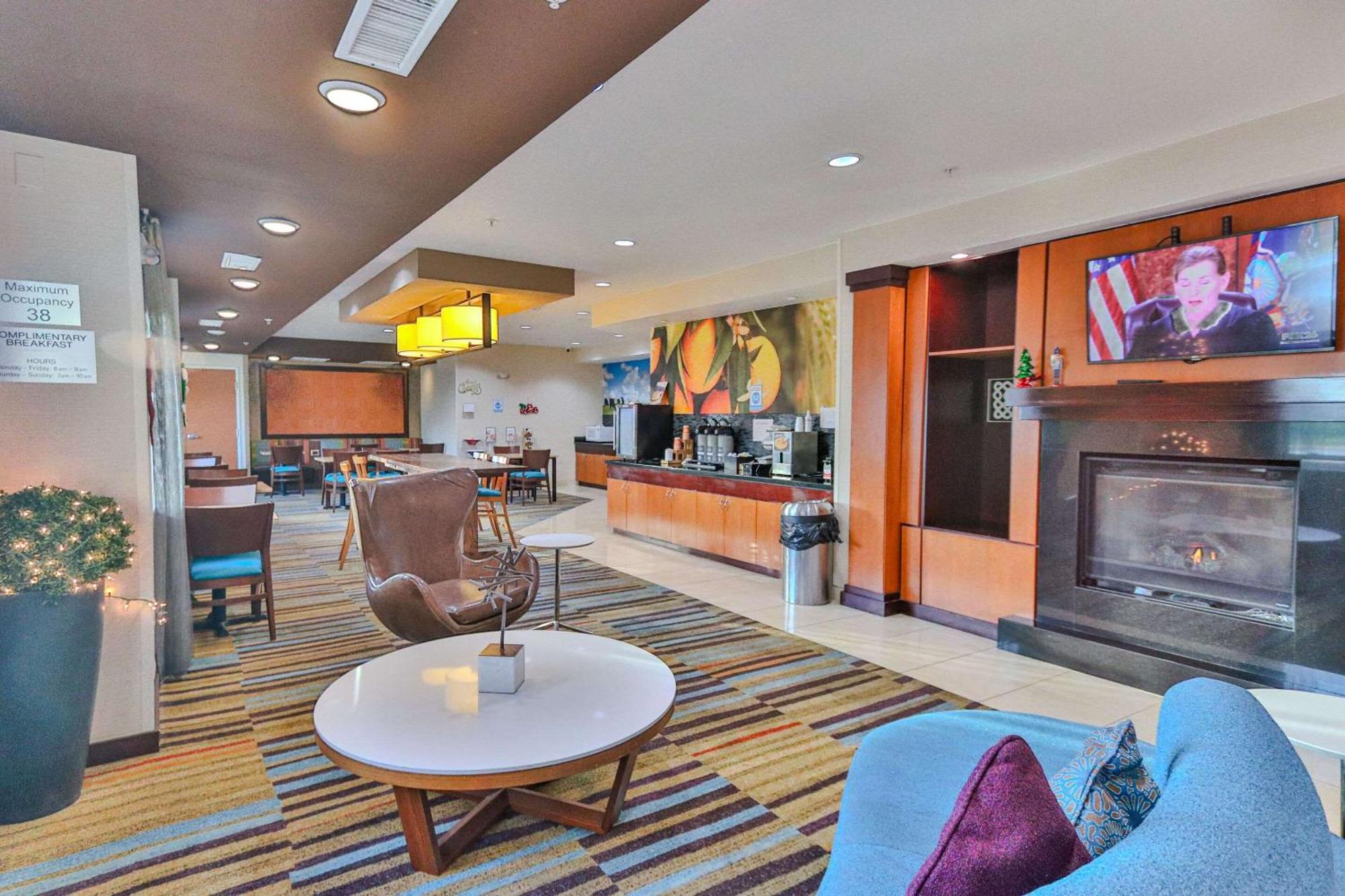 Comfort Inn & Suites Westfield Экстерьер фото